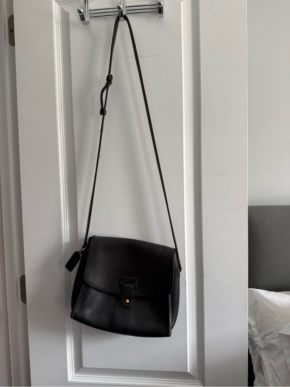 Vintage Coach Leather Crossbody Shoulder Bag - Classic Women's Bag